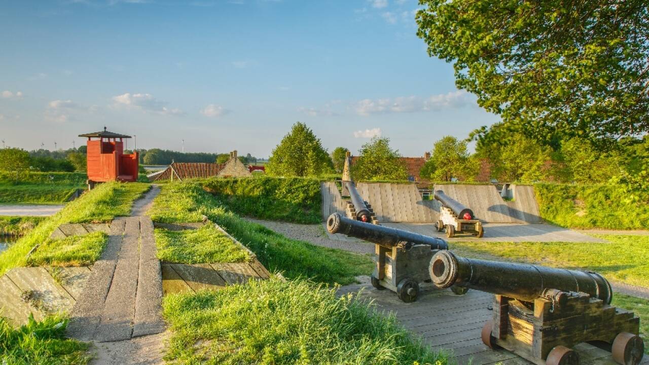 Besuchen Sie die niederländische Festung Bourtange,  deren Gebäude heute als Museum Verwendung finden.