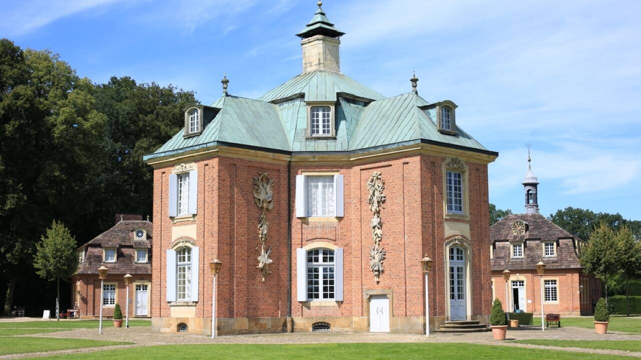 Besuchen Sie das anmutige Barockschloss Clemenswerth, das Sie im Stil der ehemaligen Kurfürsten  auf eine faszinierende Zeitreise mitnimmt.