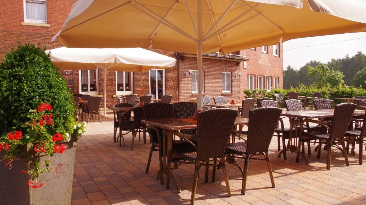 Nyt en sommerdag på hotellets terrasse, hvor dere kan slappe av med en kopp kaffe eller forfriskning etter en opplevelsesrik dag.