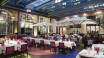 Når været tillater det, åpnes glasstaket på restauranten slik at hotellets gjester kan spise utendørs.