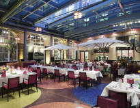 Når været tillater det, åpnes glasstaket på restauranten slik at hotellets gjester kan spise utendørs.