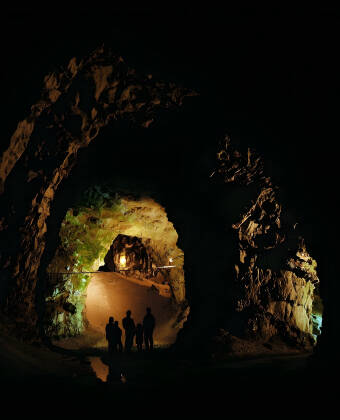 Besök de fascinerande kalkgrottorna och se den mystiska Elverdronnings (älvdrottningens) tronsal.