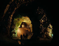 Besøk de fasinerende kalkgruvene og se den mystiske Elverdronningens tronsal.