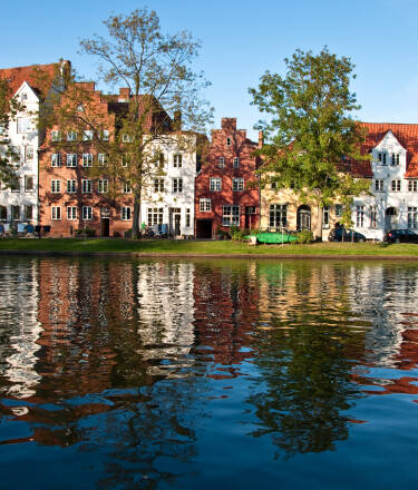 Das Abenteuer liegt gleich um die Ecke! Erkunden Sie den historischen Charme Lübecks, den Nervenkitzel im Hansa-Park oder die Wunder des SEA Life Aquariums.