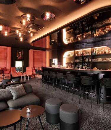 Skjem bort smaksløkene dine på Six Zero Kitchen & Bar, og slapp av med en cocktail - det er den perfekte måten å avslutte dagen på.