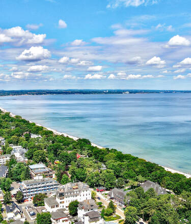 Treten Sie hinaus und spüren Sie den Sand zwischen Ihren Zehen - der Strand ist nur 50 Meter entfernt und lädt zum Sonnenbaden, Schwimmen oder einfach zum Genießen der frischen Meeresbrise ein.