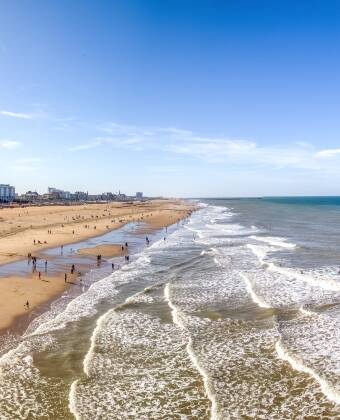 Ikonische Lage mit direktem Zugang zum Sandstrand von Scheveningen.