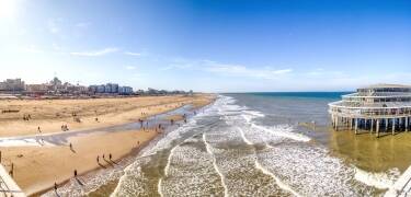 Ikonische Lage mit direktem Zugang zum Sandstrand von Scheveningen.