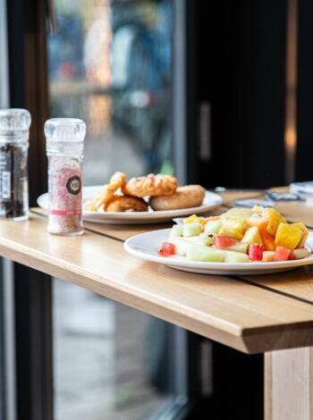 Börja dagen med frukost i en ljus restaurang i kuststil.