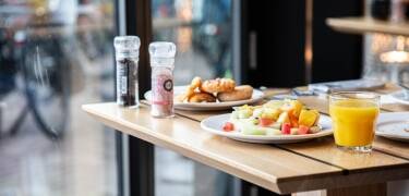 Start dagen med morgenmad i en lys restaurant i kyststil.