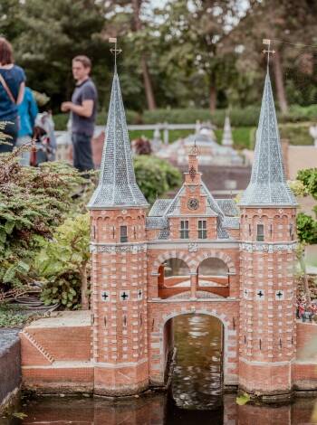 Ta en kort tur till Madurodam, den charmiga miniatyrparken.