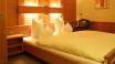 Die Zimmer im Hotel Austria Niederau sind komfortabel und geräumig, auch mit zwei Zustellbetten. Alle Zimmer haben einen Balkon.