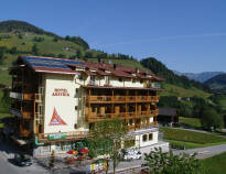 Hotel Austra Niederau ligger direkte ved områdets bjergbane - perfekt for at stå på ski om vinteren, og vandreture resten af året.