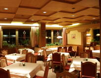 Hotellets restaurant byr på regionale spesialiteter, og kveldsmaten inkluderer én gratis drikkevare.