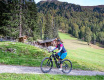 Det er muligt at leje cykler på hotellet, så I let kommer ud på herlige cykelture gennem Tyrol.