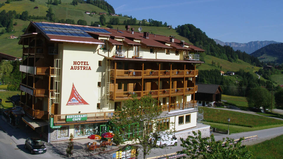 Hotel Austra Niederau ligger direkte ved områdets bjergbane - perfekt for at stå på ski om vinteren, og vandreture resten af året.
