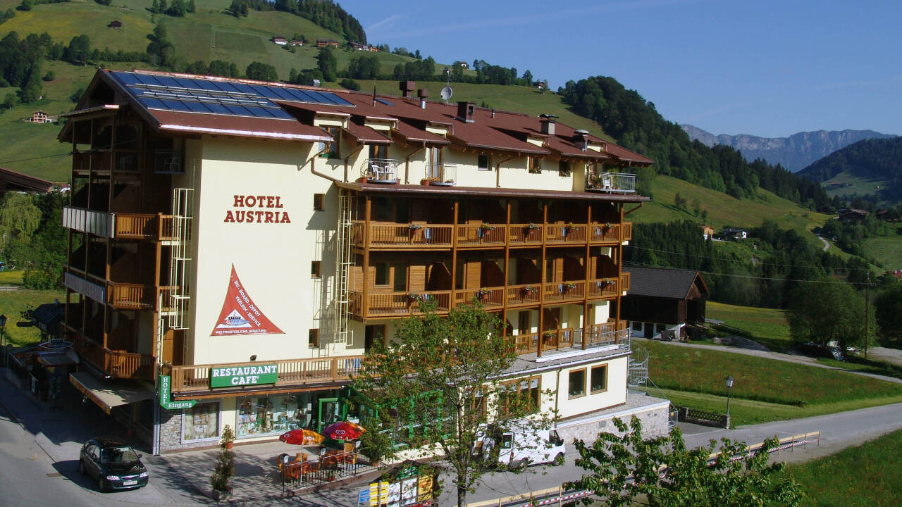 Hotel Austra Niederau ligger rett ved områdets skitrekk - perfekt for å stå på ski om vinteren, og gåturer resten av året.