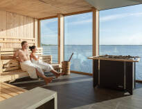 Hop en tur i den herlige panoramiske sauna på vandet, og nyd en skøn udsigt over søen.