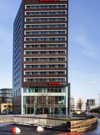 Hotellet ligger precis vid Hannovers centralstation och erbjuder praktiskt taget omedelbar tillgång till kollektivtrafik.