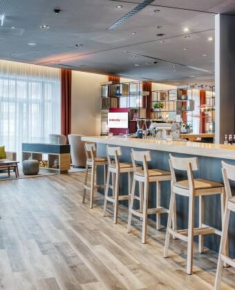 A relaxed atmosphere and a selection of regional, national, and seasonal specialties warmly welcome you.