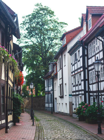 Die malerische Altstadt Hamelns beginnt direkt vor der Hoteltür und bietet viele schöne Gebäude und spannende Sehenswürdigkeiten.