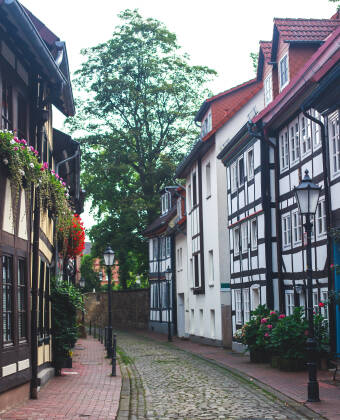 Die malerische Altstadt Hamelns beginnt direkt vor der Hoteltür und bietet viele schöne Gebäude und spannende Sehenswürdigkeiten.