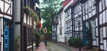 Die malerische Altstadt Hamelns beginnt direkt vor der Hoteltür und bietet viele schöne Gebäude und spannende Sehenswürdigkeiten.