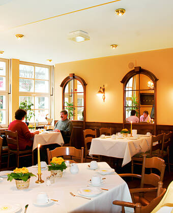 Nyd dejlig mad i elegante omgivelser - den alsidige aftenmenu byder på sæsonbetonede specialiteter fra det tyske og det internationale køkken.