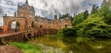 Besuchen Sie in Ihrem Urlaub in Hameln das abenteuerliche Wasserschloss "Hämelschenburg".