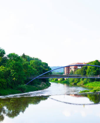 Die Lage der Stadt in der Nähe der Weser macht einen Spaziergang am Ufer oder eine Bootsfahrt auf der Weser zu einem einzigartigen Erlebnis.