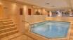 Genießen Sie das Leben im hoteleigenen Erholungsbereich mit Schwimmbad und Dampfbad.
