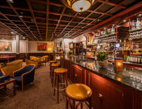 The charming bar with fireplace offers a relaxing atmosphere for a coffee, a drink or a light meal.