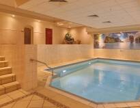 Nyt livet i hotellets eget avslapningsområde med svømmebasseng og dampbad.