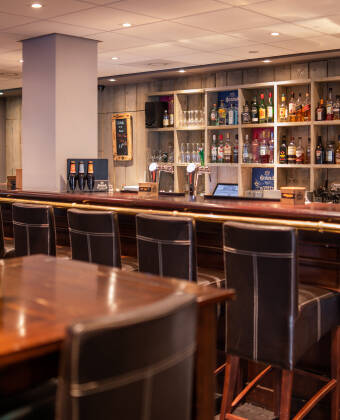 An der Hotelbar erwarten Sie kreative Cocktails und erlesene Weine.