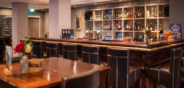 An der Hotelbar erwarten Sie kreative Cocktails und erlesene Weine.