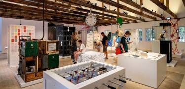 FLUGT giver dyb indsigt i Danmarks flygtningehistorie og tilbyder en innovativ tilgang til, hvad det vil sige at være flygtning.