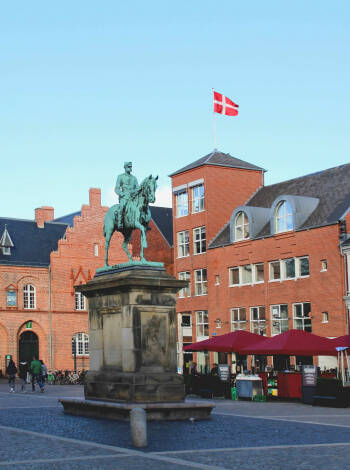 Esbjerg är en livlig stad fylld med museer, mysiga kaféer och livliga barer, vilket gör att det alltid finns något spännande att utforska under din vistelse.