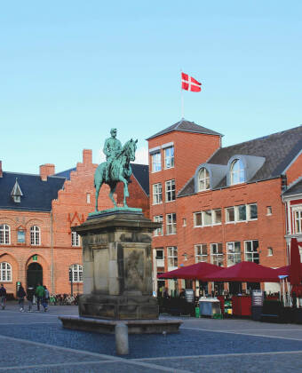 Esbjerg ist eine lebendige Stadt mit vielen Museen, gemütlichen Cafés und lebhaften Bars, so dass es während Ihres Aufenthalts immer etwas Spannendes zu entdecken gibt.