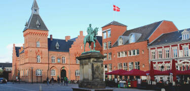 Esbjerg ist eine lebendige Stadt mit vielen Museen, gemütlichen Cafés und lebhaften Bars, so dass es während Ihres Aufenthalts immer etwas Spannendes zu entdecken gibt.