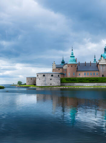 Besuchen Sie das wunderschöne Renaissanceschloss Kalmar aus dem 16. Jahrhundert, das direkt am Wasser liegt.