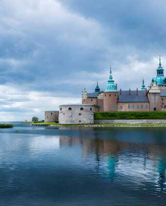 Besuchen Sie das wunderschöne Renaissanceschloss Kalmar aus dem 16. Jahrhundert, das direkt am Wasser liegt.
