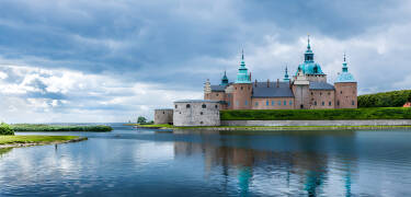 Kalmar Slott från 1500-talet stoltserar idag som ett renässanspalats vid vattnet.
