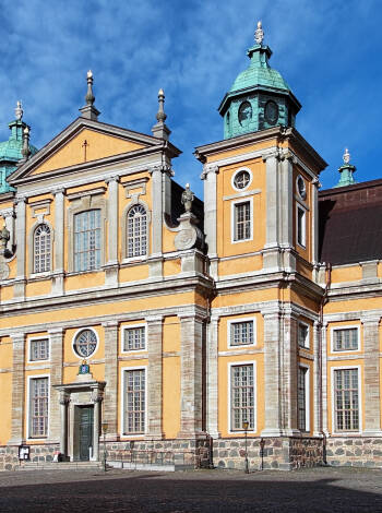 Utforska Kalmar med omnejd under er dagsutflykt och besök Kalmar Katedral.