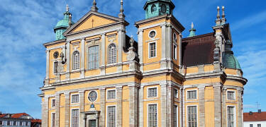 Erkunden Sie Kalmar und Umgebung bei einem Tagesausflug und besuchen Sie den Kalmarer Dom.