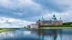 Besuchen Sie das wunderschöne Renaissanceschloss Kalmar  aus dem 16. Jahrhundert, das direkt am Wasser liegt.