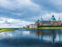 Besøk det vakre renessansepalasset fra 1500-tallet, Kalmar slott, som ligger ved vannet.