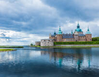 Besøg det smukke renæssancepalads, Kalmar Slott fra 1500-tallet, som ligger ved vandet.