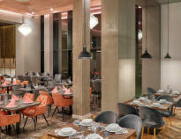 Om aftenen serveres retter af høj kvalitet i hotellets stilfulde restaurant.