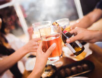 Efter en oplevelsesrig dag kan I nyde livet i baren, som bl.a. byder på specielle polske drinks.