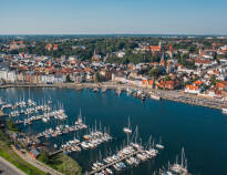 Tack vare sitt utmärkta läge når ni Flensburgs centrum och stadens hamn på endast några minuters promenad.